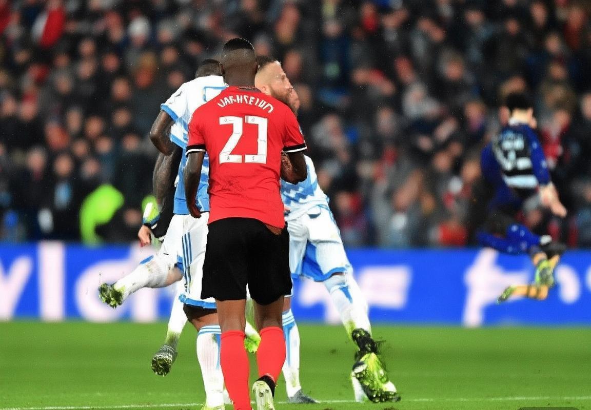 足球VAR争议：瓜迪奥拉愤怒发声，VAR技术影响比赛公正性分析(图2)